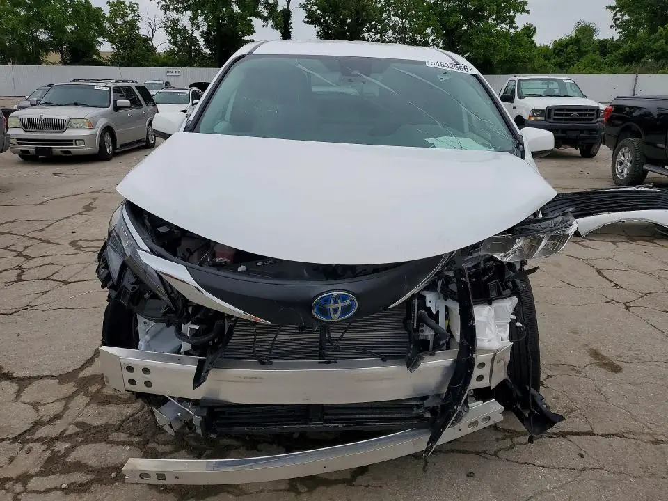 2025 TOYOTA SIENNA LE  