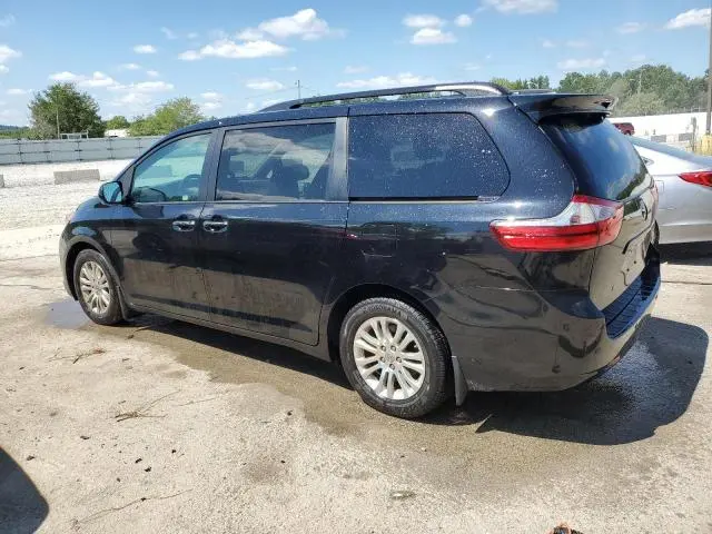 2017 TOYOTA SIENNA XLE  