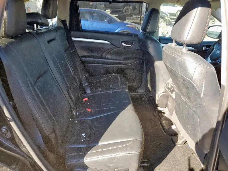 2019 TOYOTA HIGHLANDER SE  