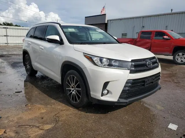 2018 TOYOTA HIGHLANDER SE  