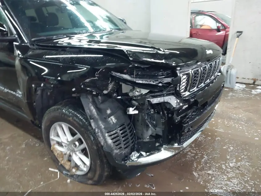 2025 JEEP GRAND CHEROKEE L LAREDO X 4X4