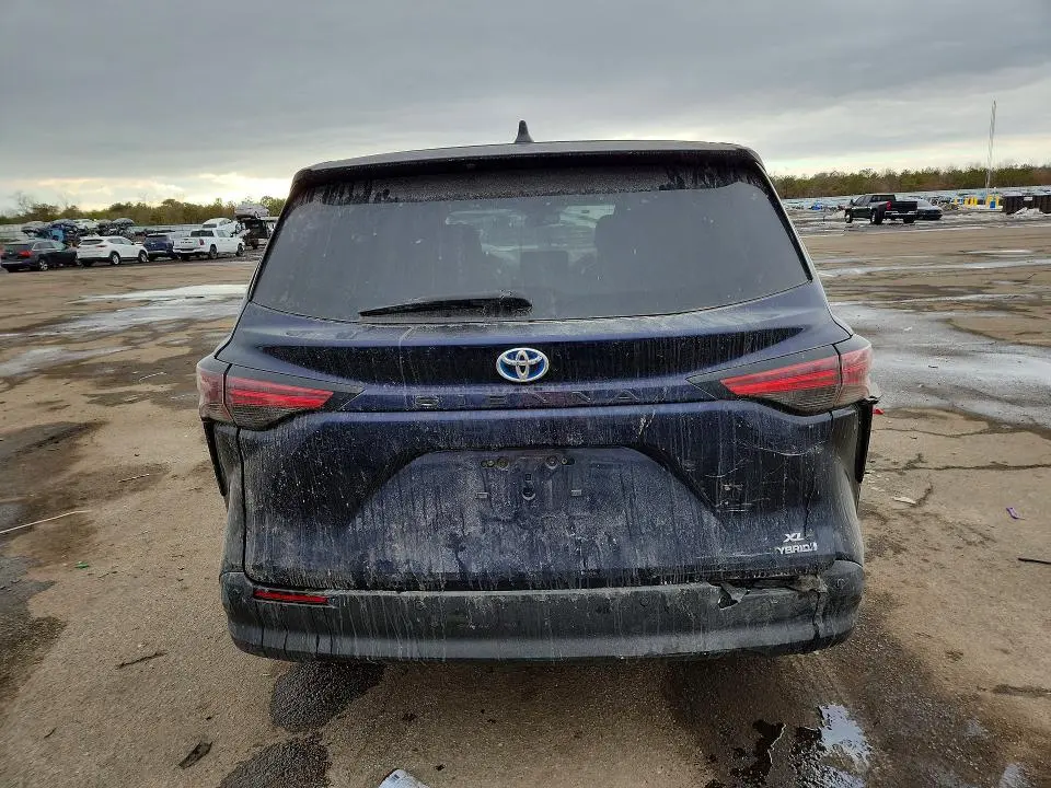 2022 TOYOTA SIENNA XLE  