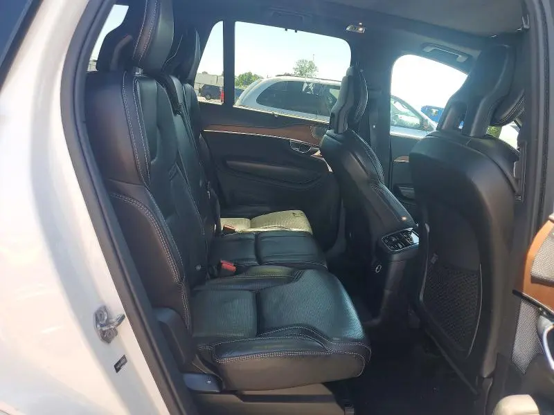 2017 VOLVO XC90 T8  