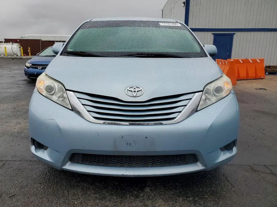2015 TOYOTA SIENNA LE  