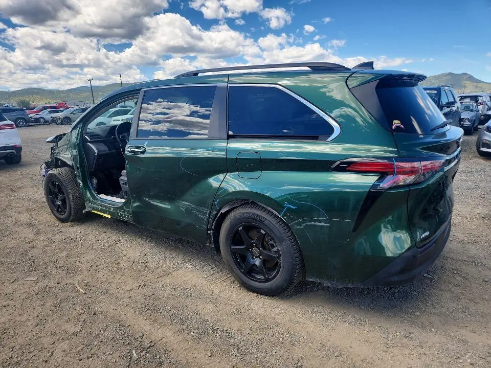 2021 TOYOTA SIENNA XLE  