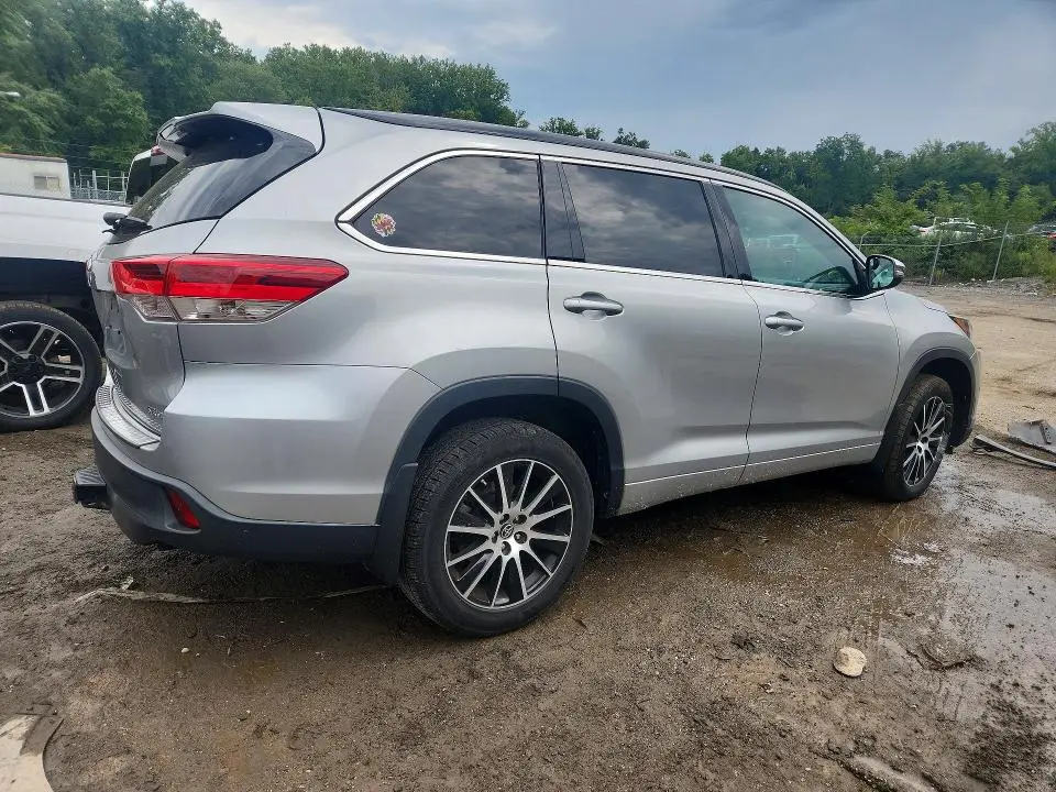 2017 TOYOTA HIGHLANDER SE  