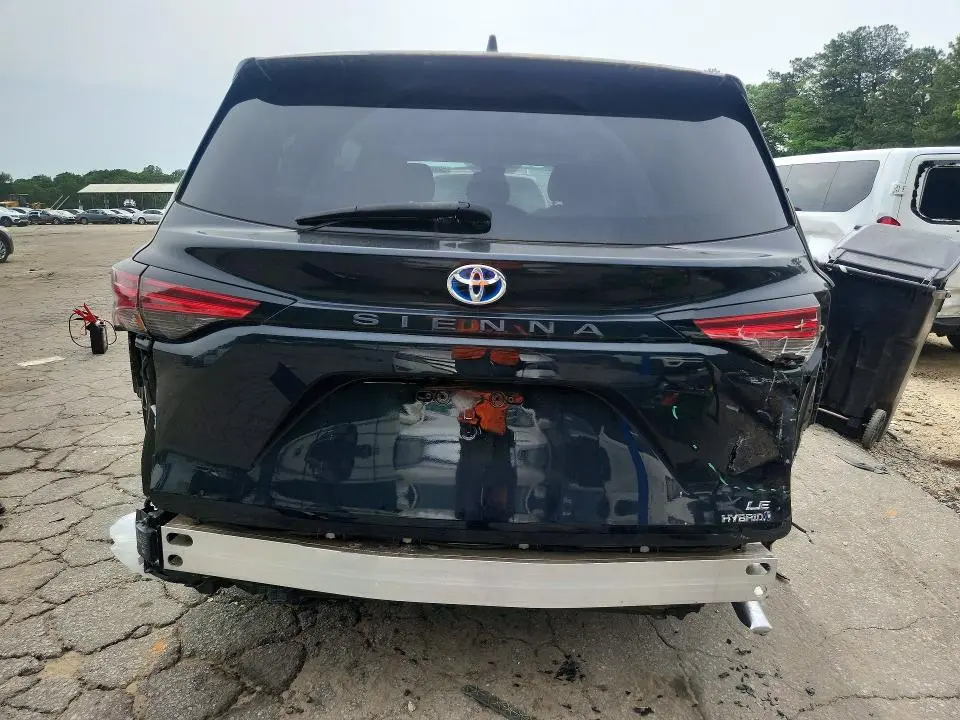 2021 TOYOTA SIENNA LE  