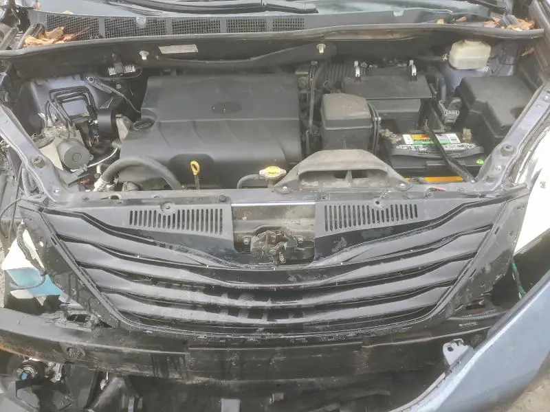 2014 TOYOTA SIENNA LE  