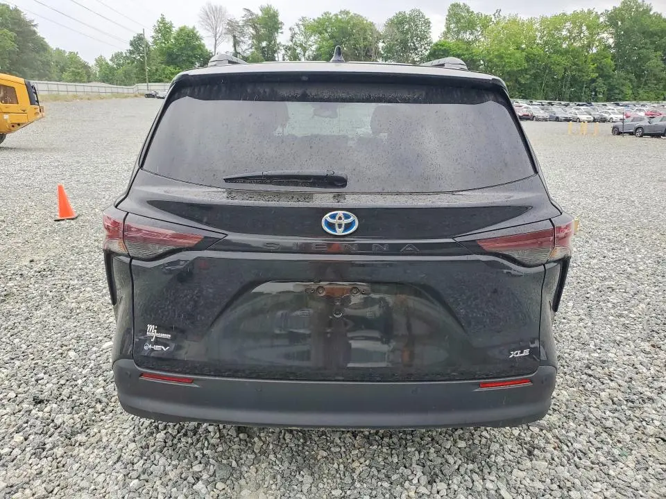 2025 TOYOTA SIENNA XLE 8-PASSENGER  