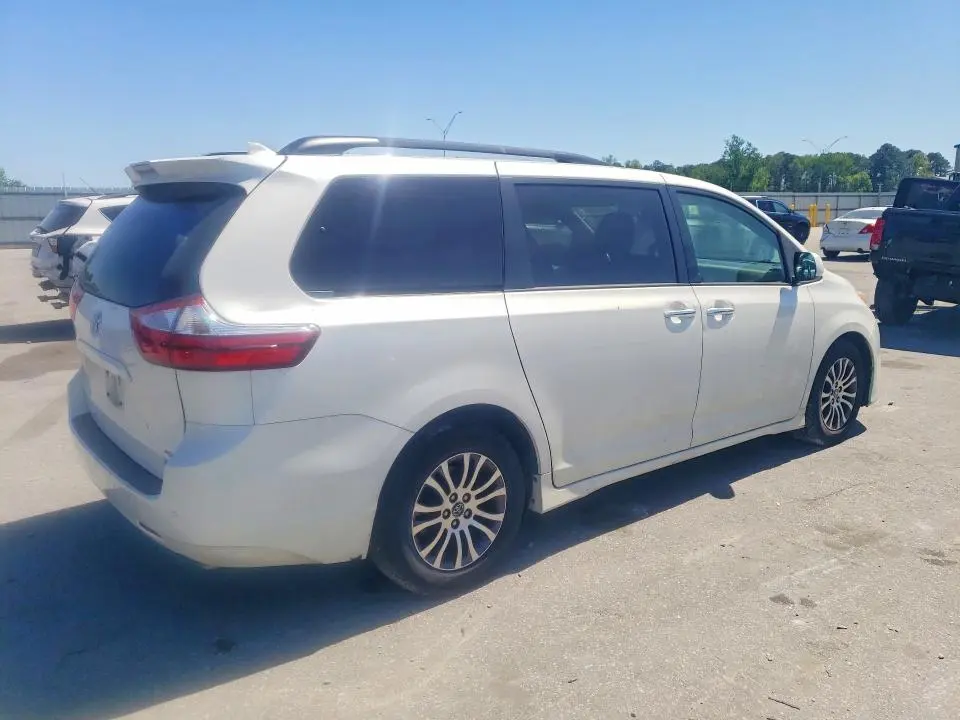 2018 TOYOTA SIENNA XLE 8-PASSENGER  