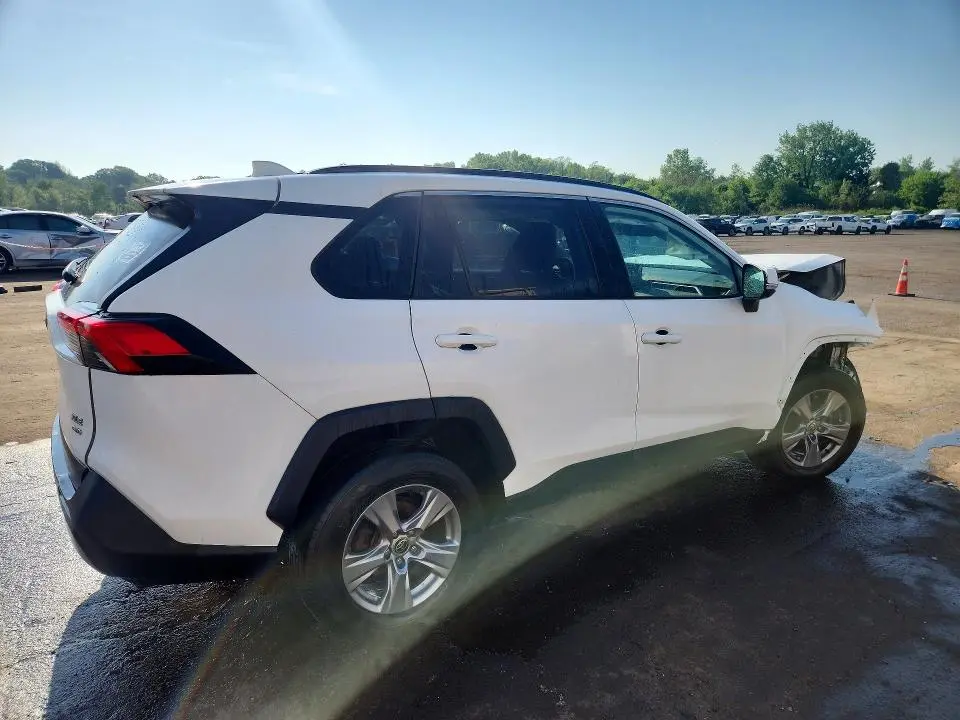 2022 TOYOTA RAV4 XLE  
