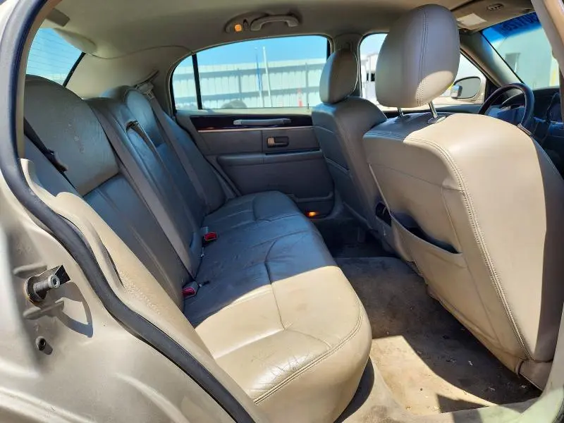 2010 LINCOLN TOWN CAR SIGNATURE LIMITED  