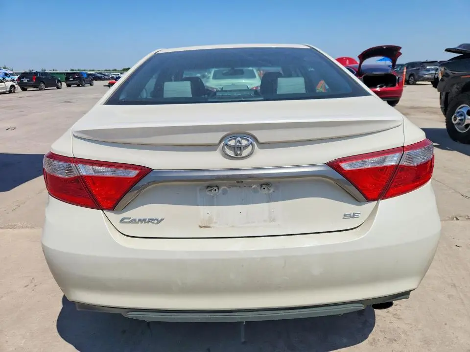 2015 TOYOTA CAMRY SE  