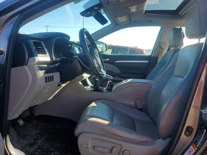 2017 TOYOTA HIGHLANDER SE  