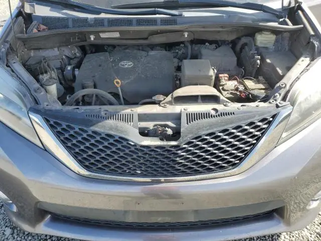 2017 TOYOTA SIENNA SE