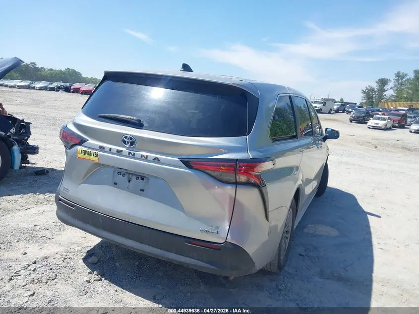 2022 TOYOTA SIENNA LE