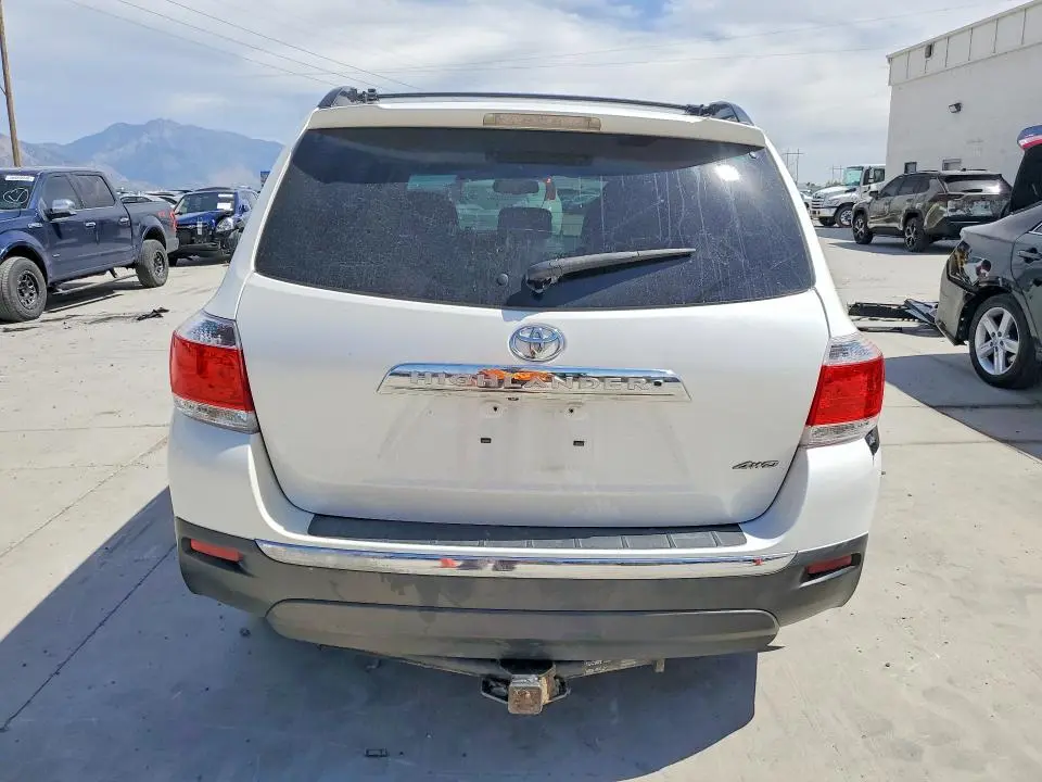 2013 TOYOTA HIGHLANDER SE  