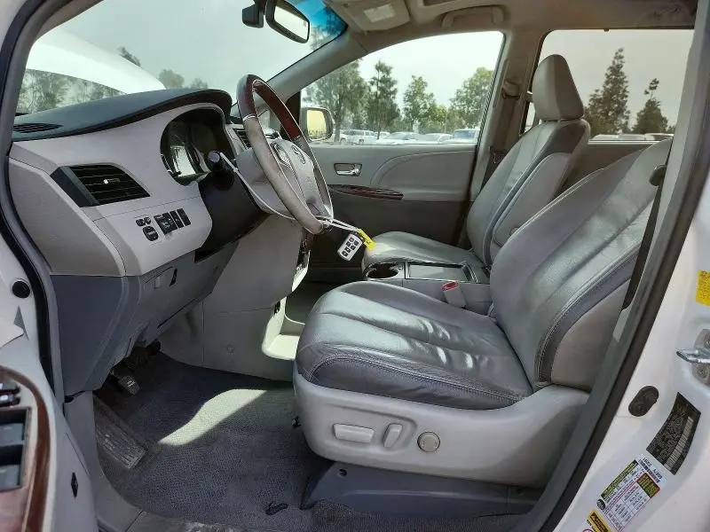 2011 TOYOTA SIENNA LIMITED 7-PASSENGER  