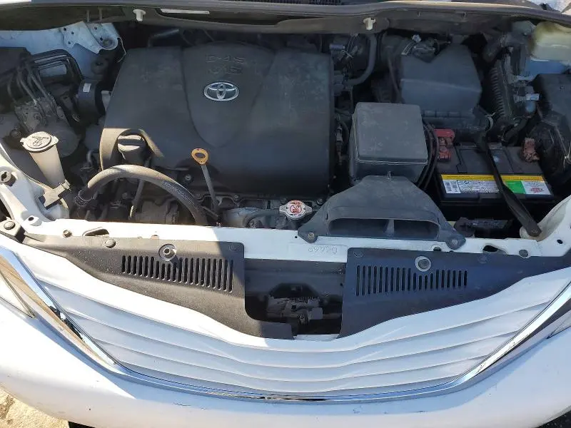 2017 TOYOTA SIENNA LE  