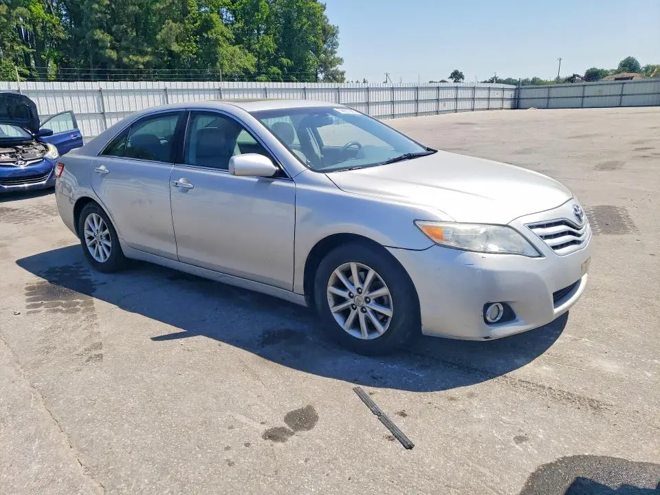 2011 TOYOTA CAMRY XLE V6  