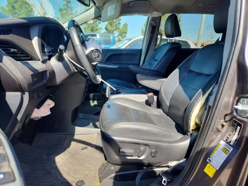 2020 TOYOTA SIENNA SE PREMIUM 8-PASSENGER  