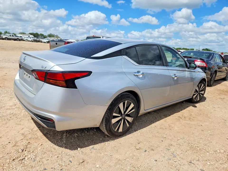2022 NISSAN ALTIMA SV  