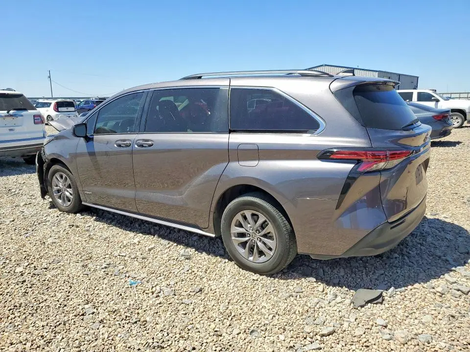 2021 TOYOTA SIENNA LE  