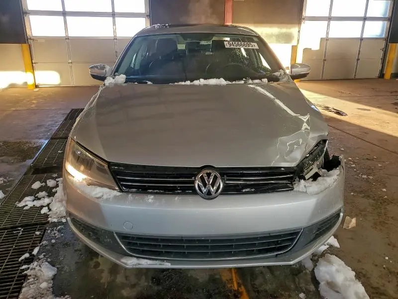 2013 VOLKSWAGEN JETTA SE  
