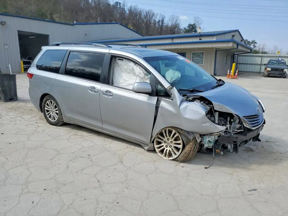 2017 TOYOTA SIENNA XLE 8-PASSENGER  
