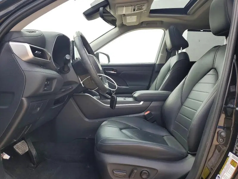 2024 TOYOTA HIGHLANDER XLE  