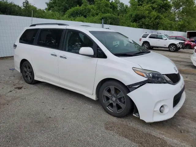 2017 TOYOTA SIENNA SE  