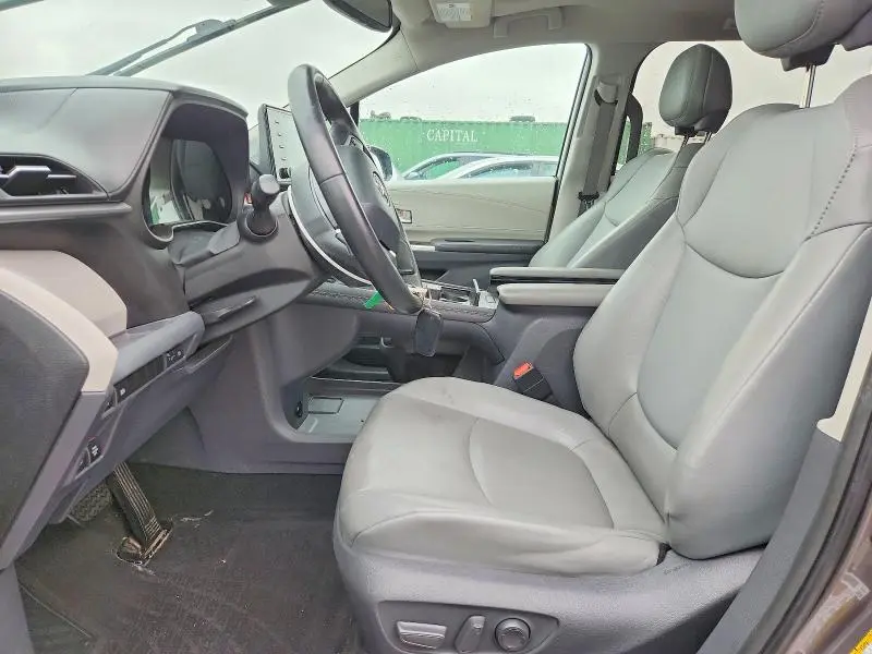 2021 TOYOTA SIENNA XLE  