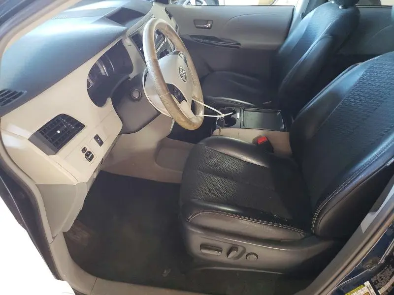 2011 TOYOTA SIENNA SE 8-PASSENGER  
