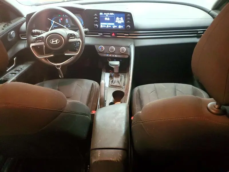 2024 HYUNDAI ELANTRA SE  