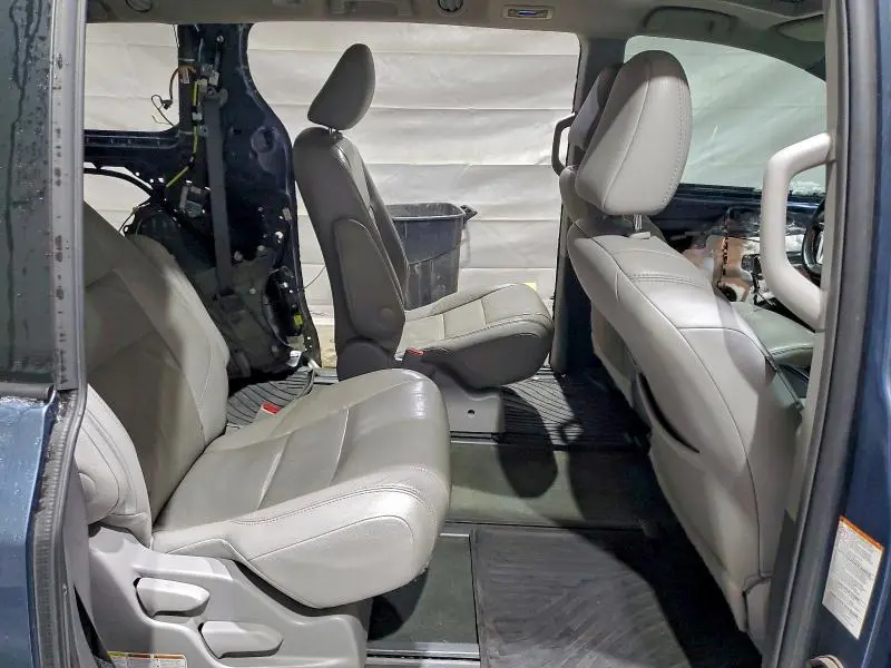 2017 TOYOTA SIENNA XLE  