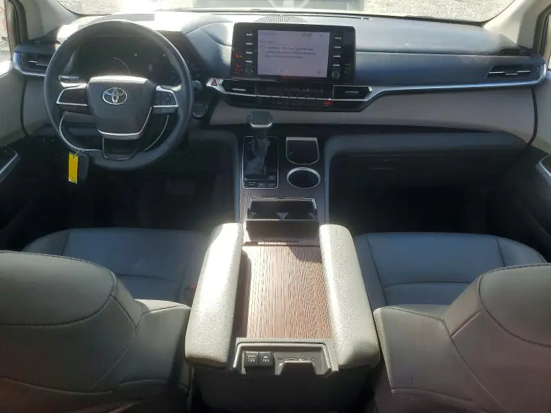 2021 TOYOTA SIENNA XLE  