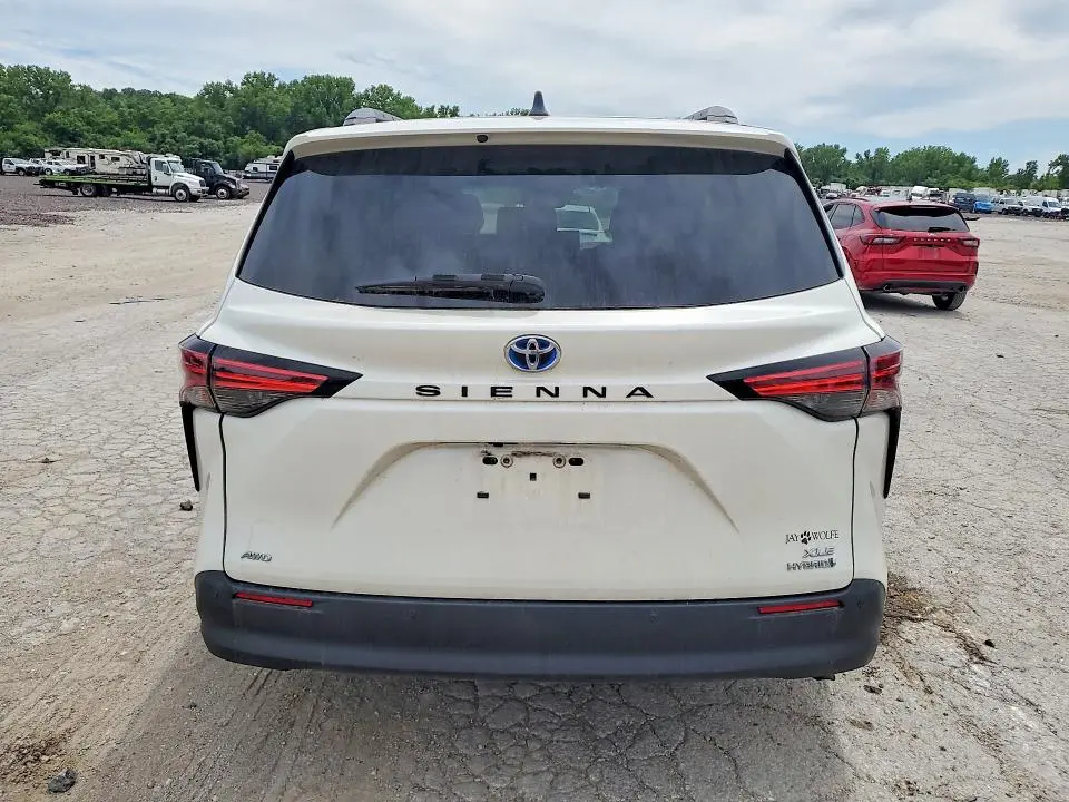 2021 TOYOTA SIENNA XLE  