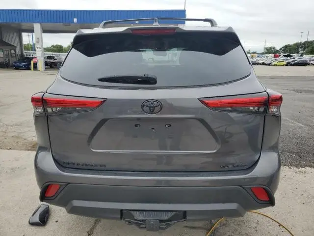 2022 TOYOTA HIGHLANDER XLE  