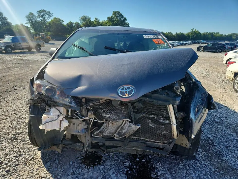 2017 TOYOTA SIENNA LE  