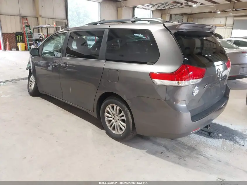 2014 TOYOTA SIENNA XLE V6 8 PASSENGER