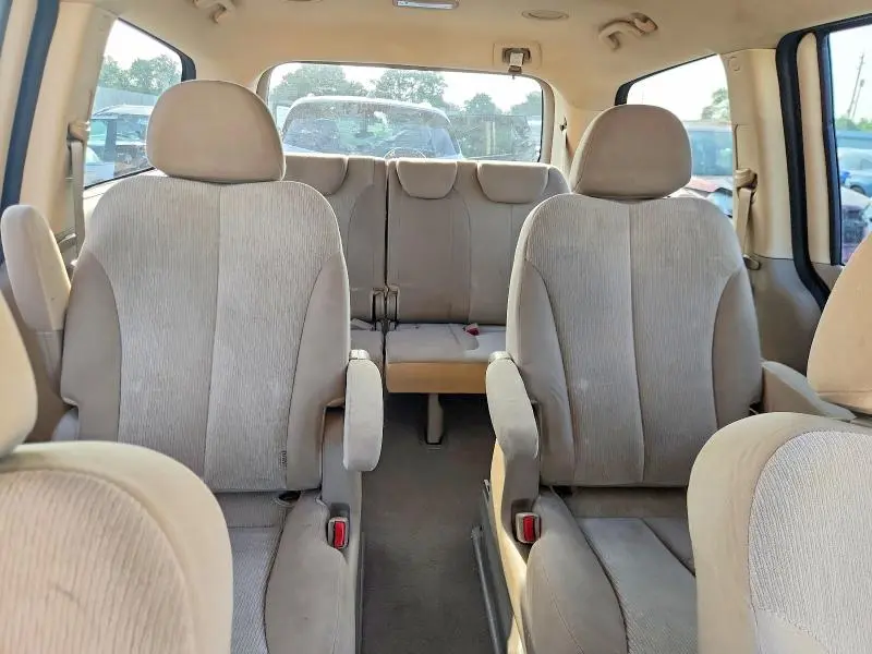 2010 KIA SEDONA LX  