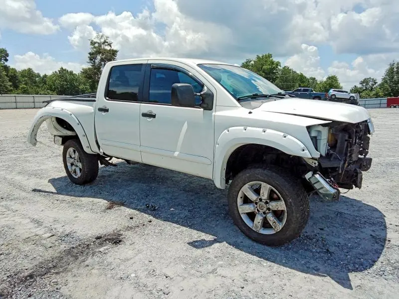 2015 NISSAN TITAN SV  