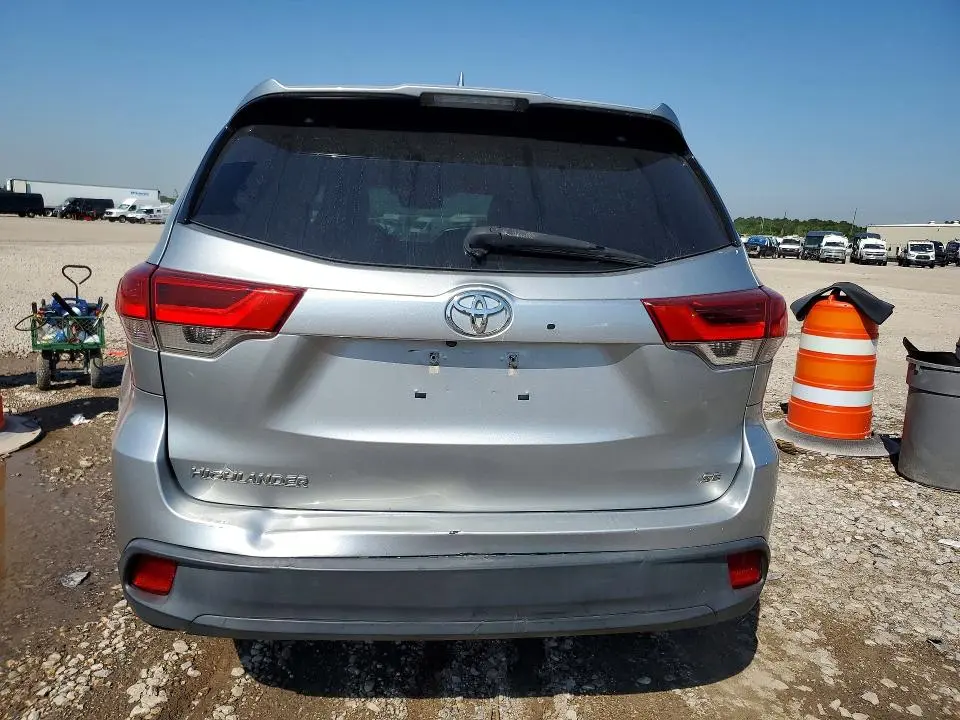 2017 TOYOTA HIGHLANDER SE  