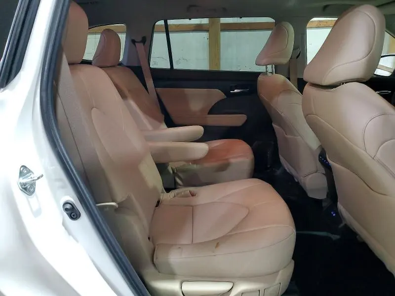 2022 TOYOTA HIGHLANDER XLE  