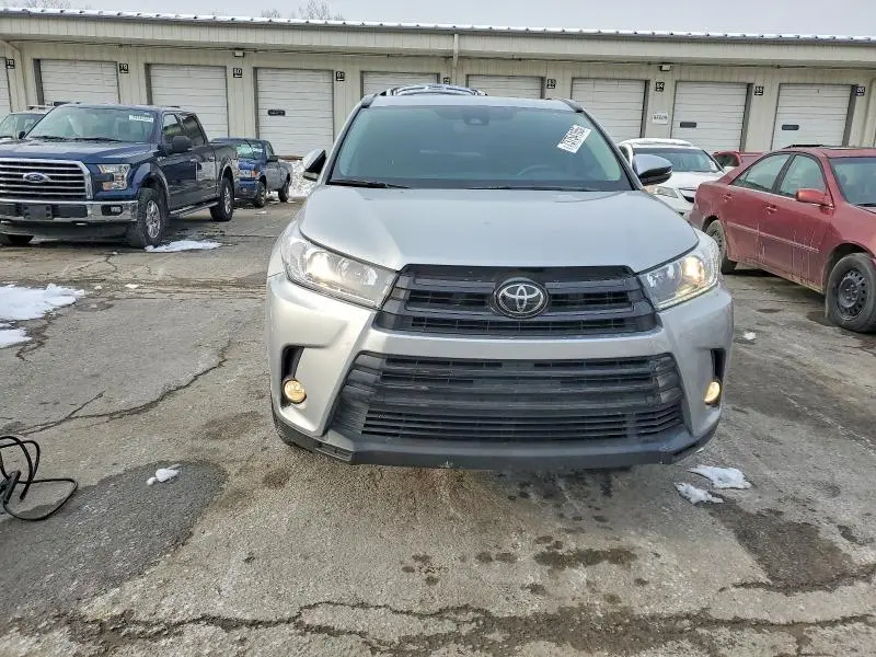 2017 TOYOTA HIGHLANDER SE  