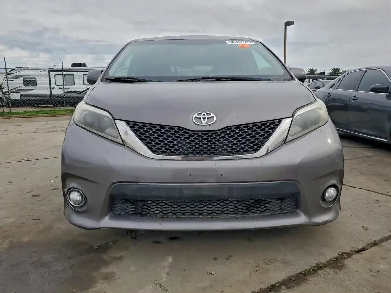 2016 TOYOTA SIENNA SE  