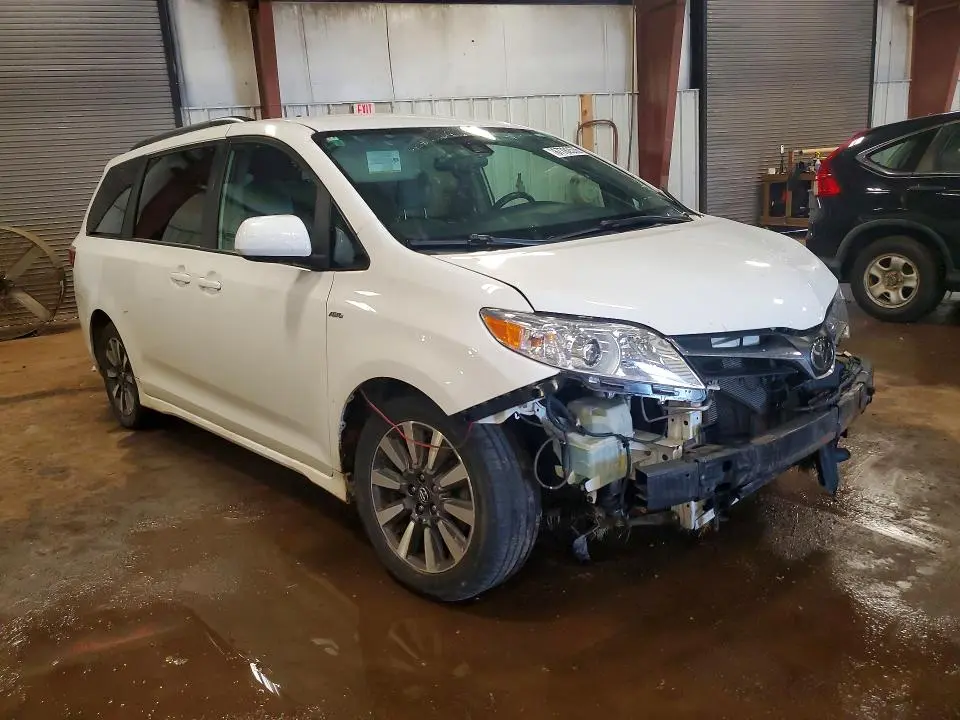 2019 TOYOTA SIENNA LE  