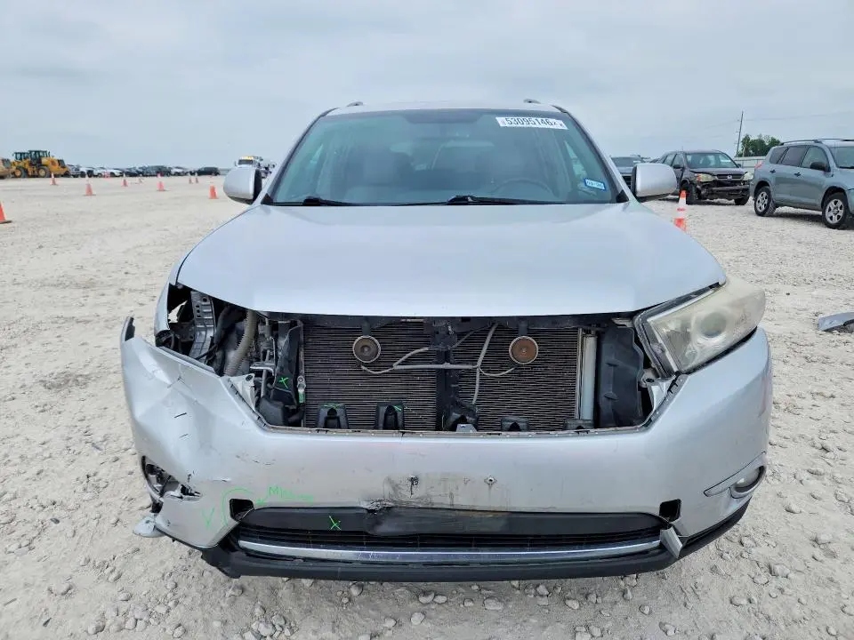 2013 TOYOTA HIGHLANDER SE  