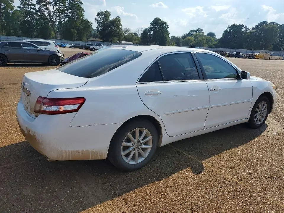 2011 TOYOTA CAMRY XLE V6  