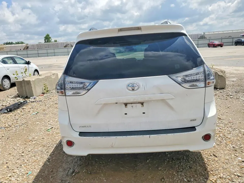 2016 TOYOTA SIENNA SE  